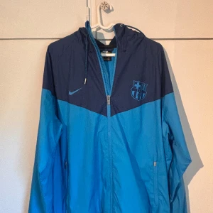  Fc Barcelona vindjacka  - Säljer en fin barcelona vind jacka i ett bra skick. 