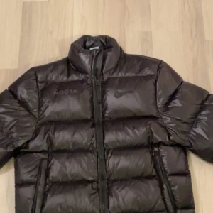Svart NOCTA x Nike pufferjacka - Svart pufferjacka från Nike x nocta hör av er vid intresse 