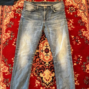 Ljusblå jeans från Nudie Jeans - Tja säljer nu dessa sjukt snygga Nudie Jeansen i modellen Lean Dean👖| Jeansen har sjukt snygga fades✌🏼| Storleken är W33 L32✅ Vid frågor och funderingar är det bara att skriva🤝🏼👑