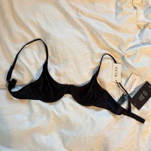 Svart bikiniöverdel från NA-KD - Supersnygg svart bikiniöverdel från NA-KD med smala justerbara axelband och bygel