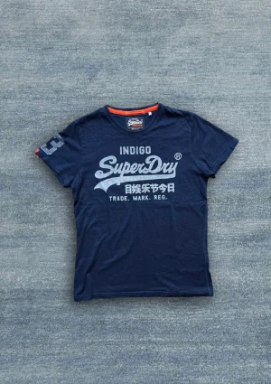 Superdry T-shirt - En marinblå T-shirt ifrån Superdry. Mycket bra skick!