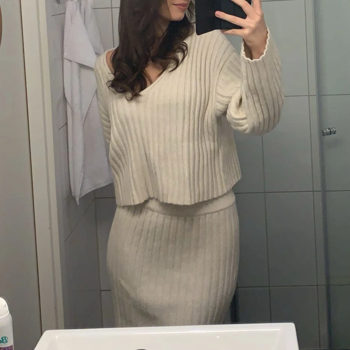 Ribbad beige långkjol stickad med matchande tröja 