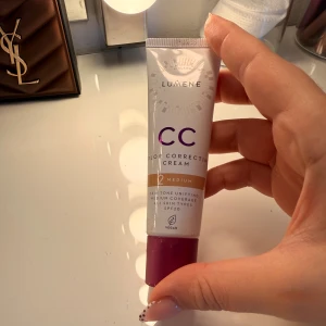 Lumene CC Cream Medium SPF20 - Lumene CC Color Correcting Cream i nyansen Medium, 30 ml. Ger jämn hudton med medel täckning och SPF20. 
