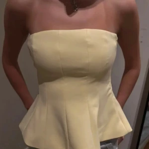 Gul korsetttopp zara - Säljer en ljusgul korsett-topp från Zara i storlek XS. Toppen har en figurnära passform . Materialet är mjukt och syntetiskt, perfekt för att skapa en trendig look. Aldirg använd. 