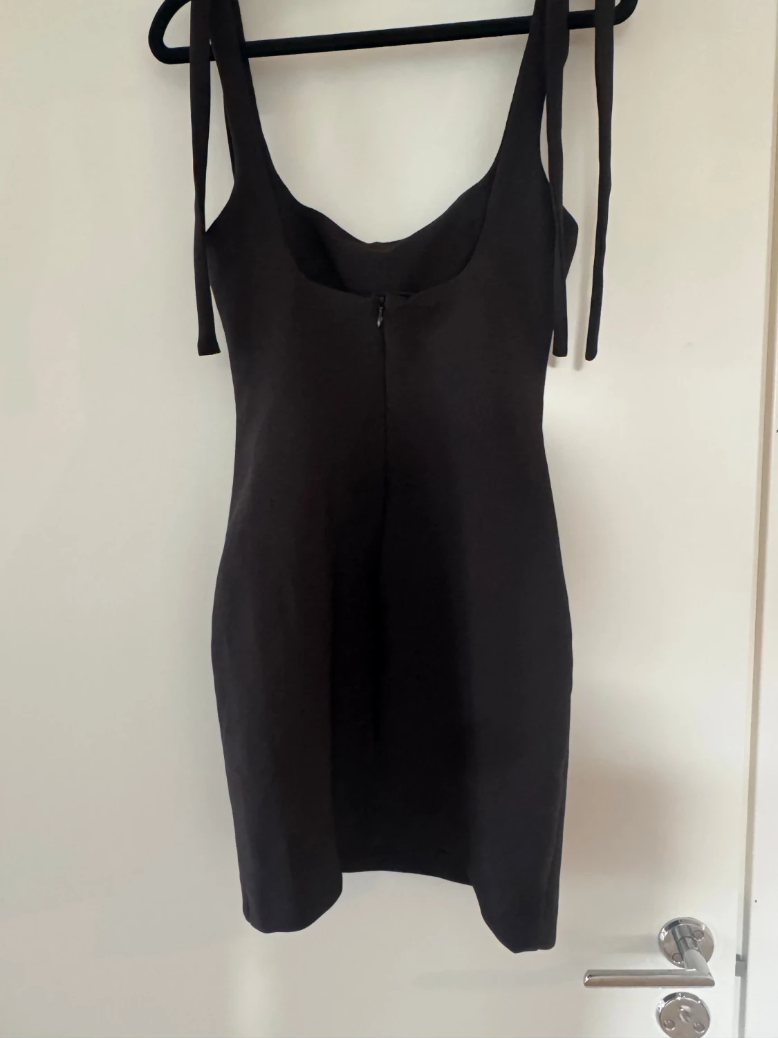 Svart kort klänning med knytband - 2