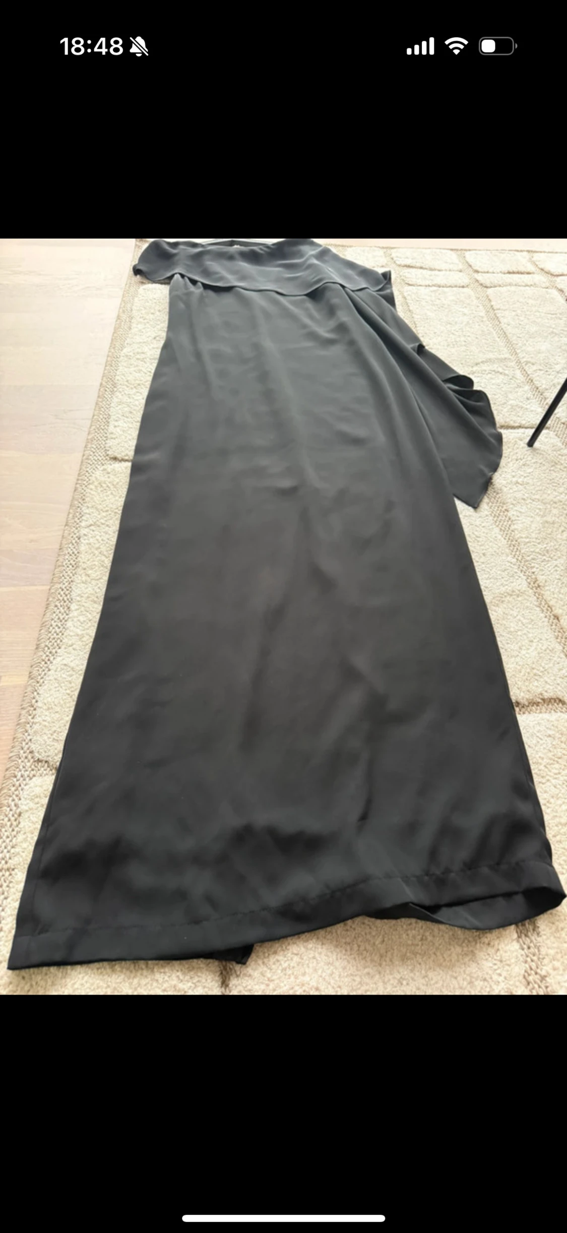 Svart långklänning med cape-detalj - 6