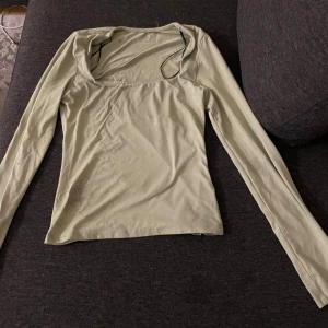 Ljusgrön långärmad topp med fyrkantig hals - Söt topp från hm använd några gånger 