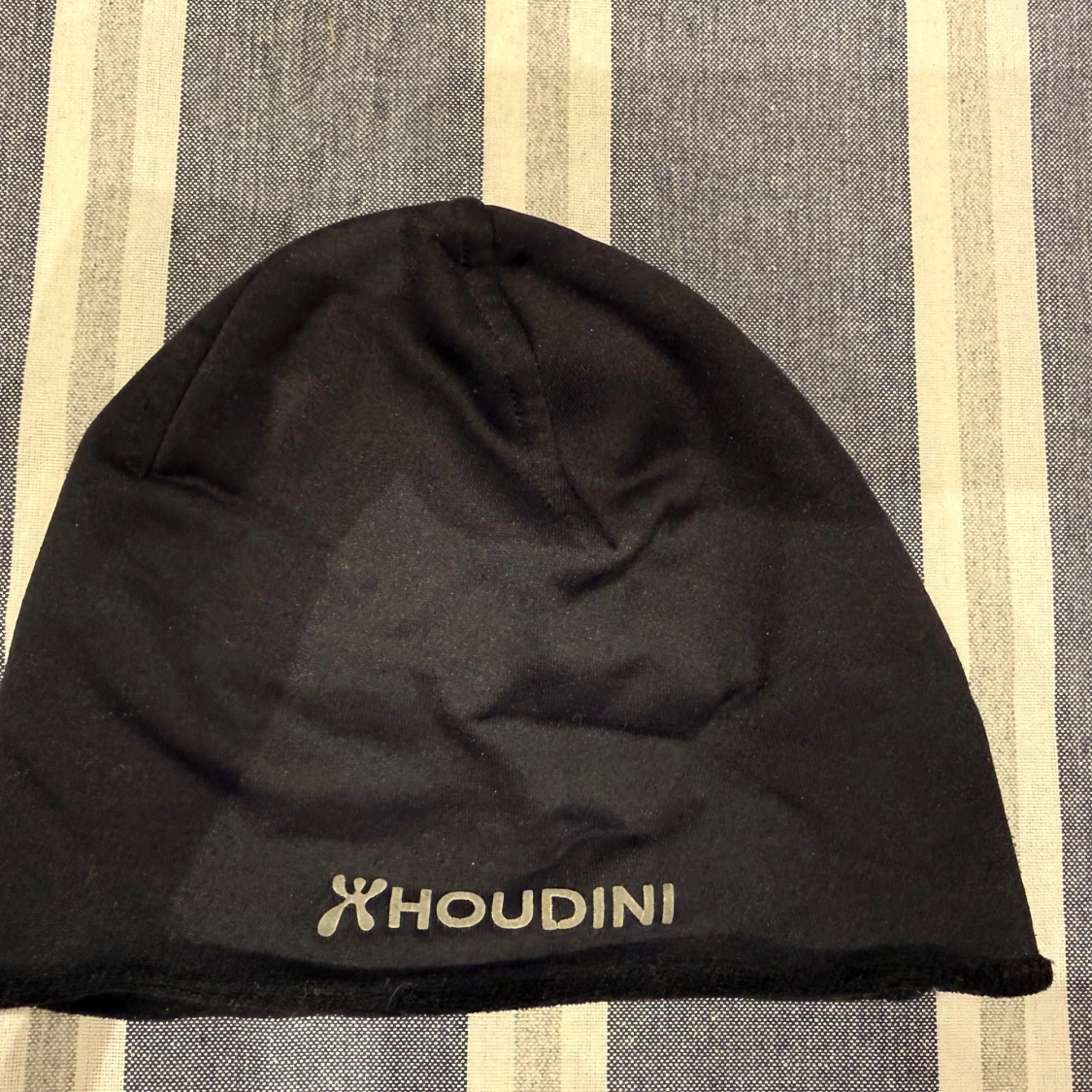 Svart barnmössa från Houdini strl 48/50