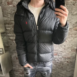 Ralph Lauren Gorham Jacka - Ok skick, två små hål/slitningar och jackan är lite sliten längst ned, har bilder på allt så be gärna om bild🙌. Storlek M passar dig som är mellan 180-185cm ungefär. Nypris ca 5000kr. Modellen är 185 cm, 79 kg. Passar bra nu till vintern. Skriv för mer information!🤝
