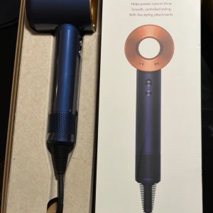 Hår - Dyson Supersonic hårfön i nyskick med originalförpackning och fem magnetiska stylingtillbehör. 🔥
