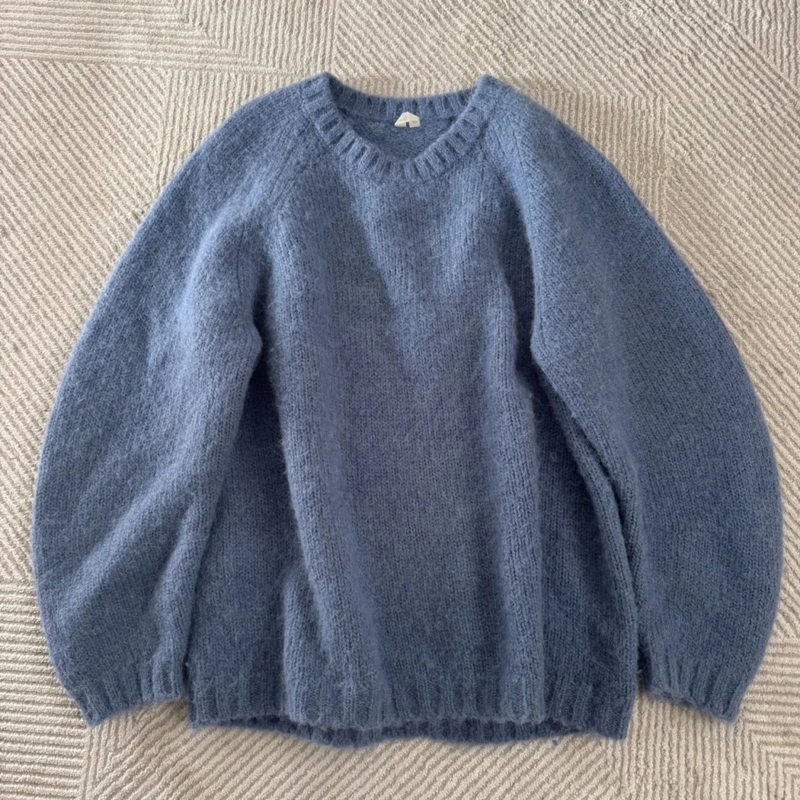 Blå stickad tröja i mohair från arket  - 2