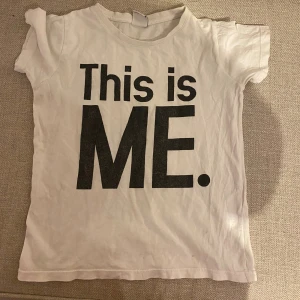 BARNKLÄDER  - Säljer denna lilla tröja i storlek 110/116 med texten: This is me. Finns att hämta i centrala Göteborg eller kan skickas via valfri app. Se gärna övriga annonser för samköp. 