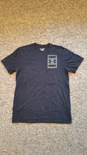 Under Armour Charged t-shirt - Riktig snygg mörkblå Under Armour 'Charged' t-shirt i storlek M. Använd fåtal gånger och skicket är riktigt fin, inga slitningar eller defekter. Skick: 9/10