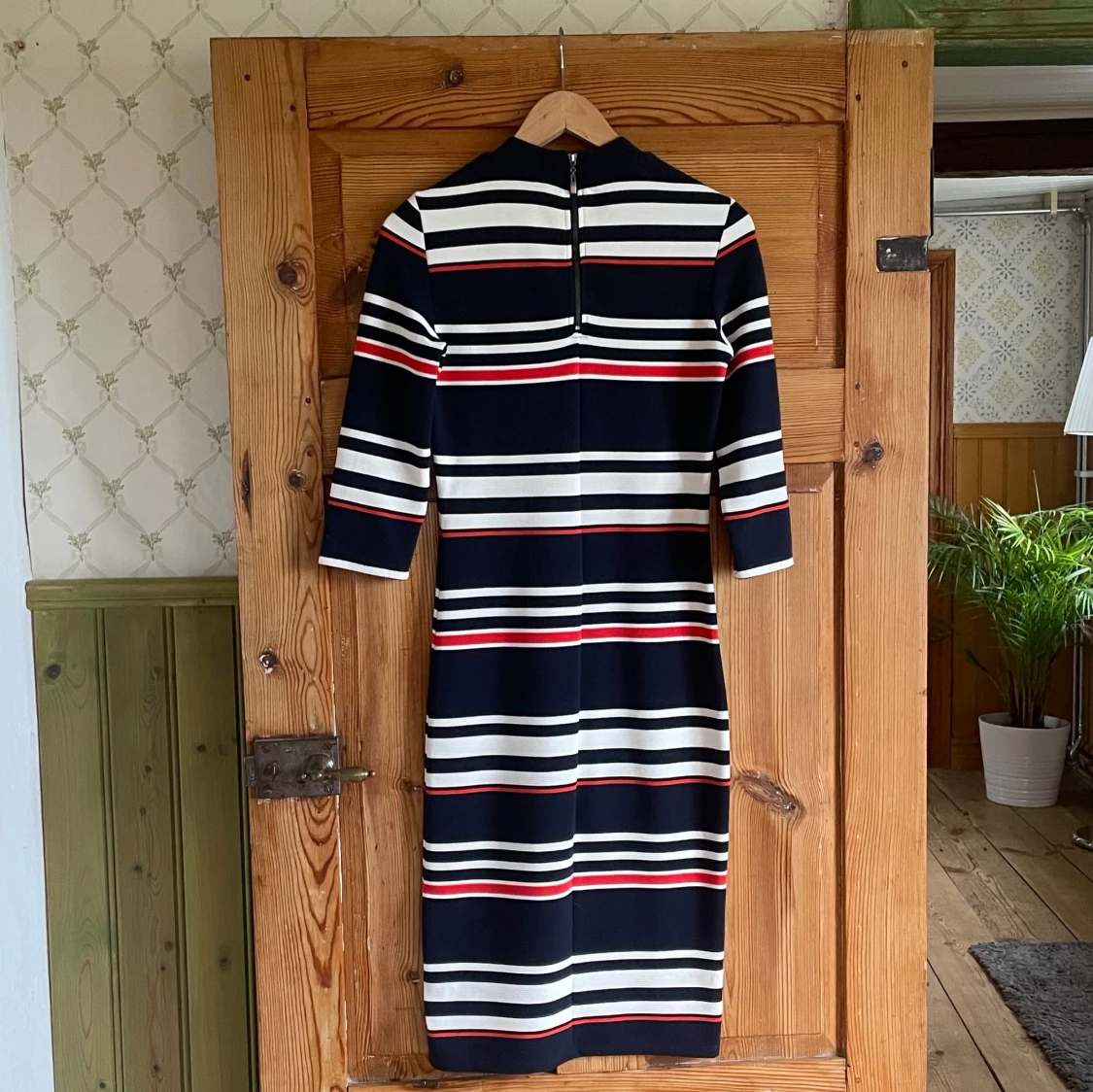 Randig marinblå klänning från Yessica - 1