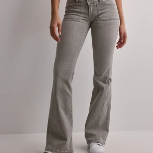 Nelly jeans - Som man ser på sista bilden så är det super super små fläckar. Men det är inget man tänker på! Annars väldigt bra i skick. Tyvärr för små så kan inte ta bilder med de på💕 nypris 699