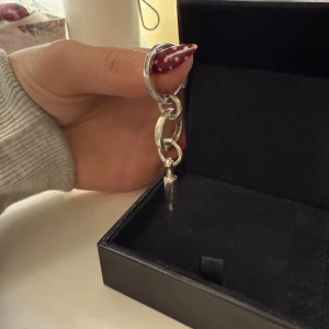 Maria Nilsdotter örhänge - Säljer ett chaos queen örhänge från Maria Nilsdotter. Nypris 2 795kr. Det är i mycket bra skick och kommer i orginalförpackning! 