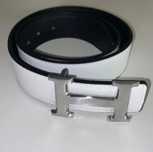 Vit H bälte  - Riktigt bra kvalité, helt nytt, inga diffekter 