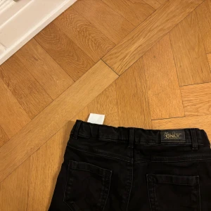 Svarta bootcut jeans från ONLY, storlek 152🎀 - Svarta jeans från ONLY i storlek 152. Finns resår så att man kan ändra passform i midjan.