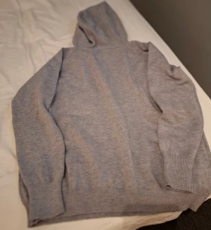 Kashmir hoodie s/xs  - Hej! Säljer denna feta kashmir hoodien då den är för liten det finns ingen lap med storlek i så jag antar att den är i storlek s xs. Jag på bilden är 176 skulle säga att den passar en kille som har s xs. Skriv vid funderingar frågor mvh. Pris ej hugget I sten!