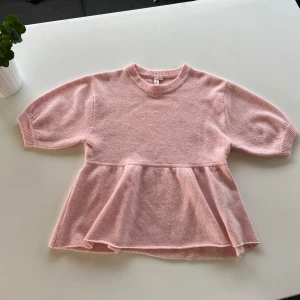 Rosa Topp Nelly - Rosa stickad topp från Nelly. Endast använd 1 gång. 