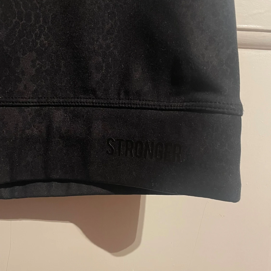 Svart croppad linnetopp från Stronger - 1