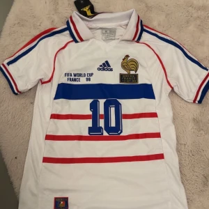 Frankrike Zidane VM 98 fotbollströja - Säljer en retro Frankrike tröja. Zidane nmr 10 . Helt ny. Passar både S-M