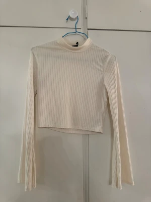 topp boohoo - Vit kort topp från boohoo. passar förmånga olika tillfällen. Storlek xs/s. 