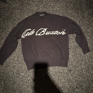 Cole Buxton Knit - Säljer min riktigt feta Cole Buxton stickade tröja som är väldigt lik YSL tröjan. Den är storlek S men skulle säga att den passar både S och M. Hör av dig om du har frågor!