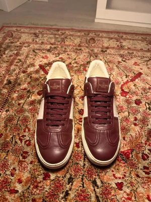 Valentino Flycrews  - Snygga Burgundy Valentino Flycrews i storlek 41 men sitter stort (har storlek 42/5). Nästan oanvända och i toppskick – ser i princip helt nya ut. Alla nitar sitter kvar och skorna är välvårdade. Endast en liten defekt på insidan av ena skon.  Hör av dig vid frågor!  Originalförpackning medföljer tyvärr inte. 