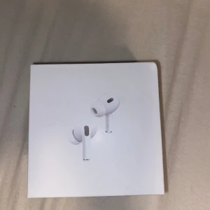 AirPods Pro 2 - Säljer ett par AirPods Pro 2 i mycket fint skick, komplett med förpackning, laddningskabel och extra öronkuddar. Trådlös laddningsetui och aktiv brusreducering. Inga synliga repor eller skador, allt fungerar perfekt. Perfekt för musik, samtal och träning.