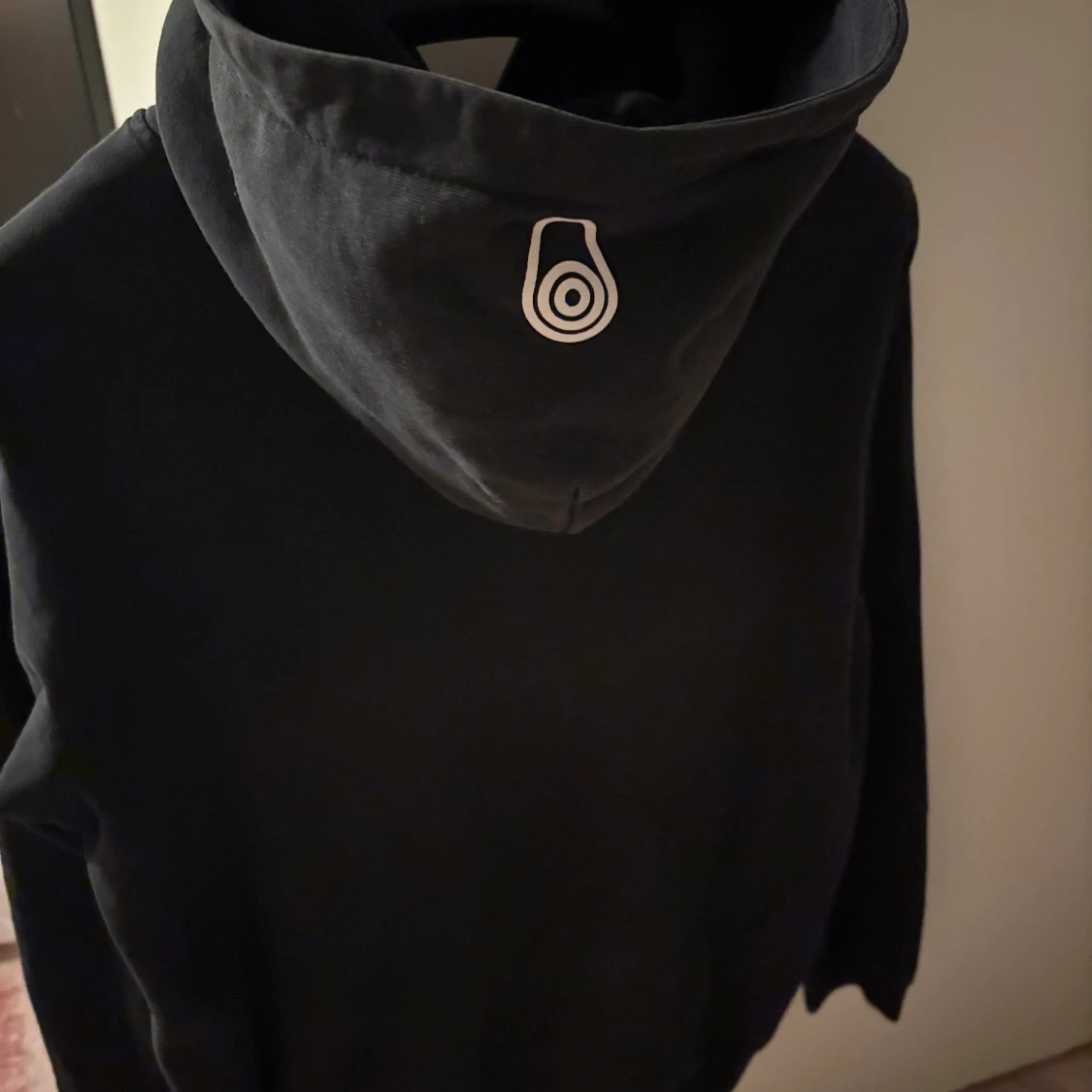 Svart hoodie från Sail Racing - 1