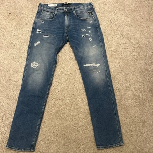 Replay jeans  - Snygga jeans i storlek 31/32 bra skicka Fade och slitningar 