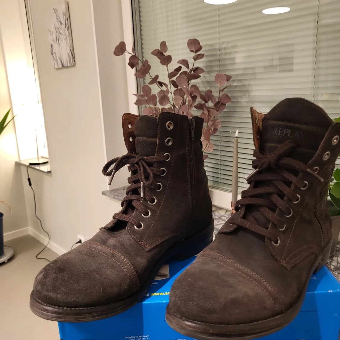 Bruna mockaboots från Replay strl 42