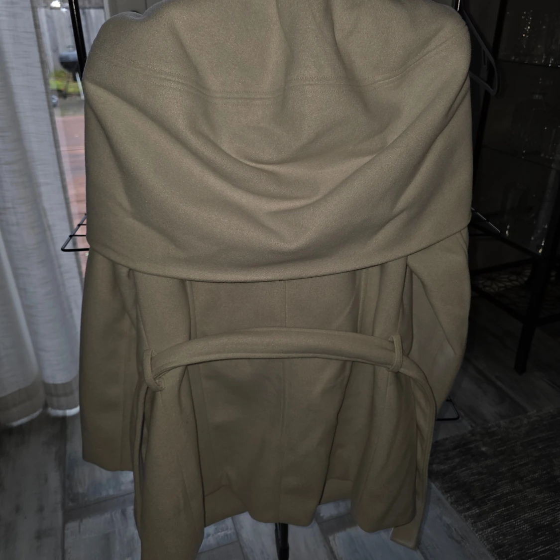 Beige kappa från Amisu med bälte, oanvänd  - 1