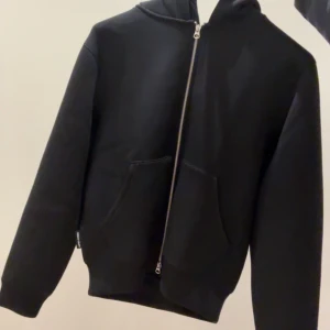 Svart hoodie med dragkedja - säljer en Svart hoodie med dubbel dragkedja och stor huva. Tröjan har två rymliga fickor på magen och långa ärmar, (oanvänd) dm för frågor och bilder 