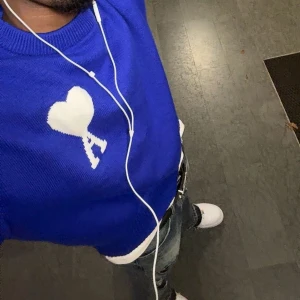 Blå stickad tröja från Ami Paris - Kan du förbättra den här texten? Det är en trä som jag ska sälja, och den här texten är den som jag ska skriva under. Alltid perfekt, men om du gillar, det jag vill lägga är perfekt för det som du gillar. Blå och vit färg🥶