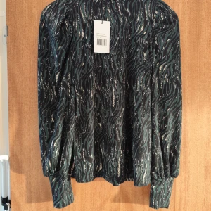 Långärmad blus zebramönstrad  - Vacker mönstrad blus utan defekter