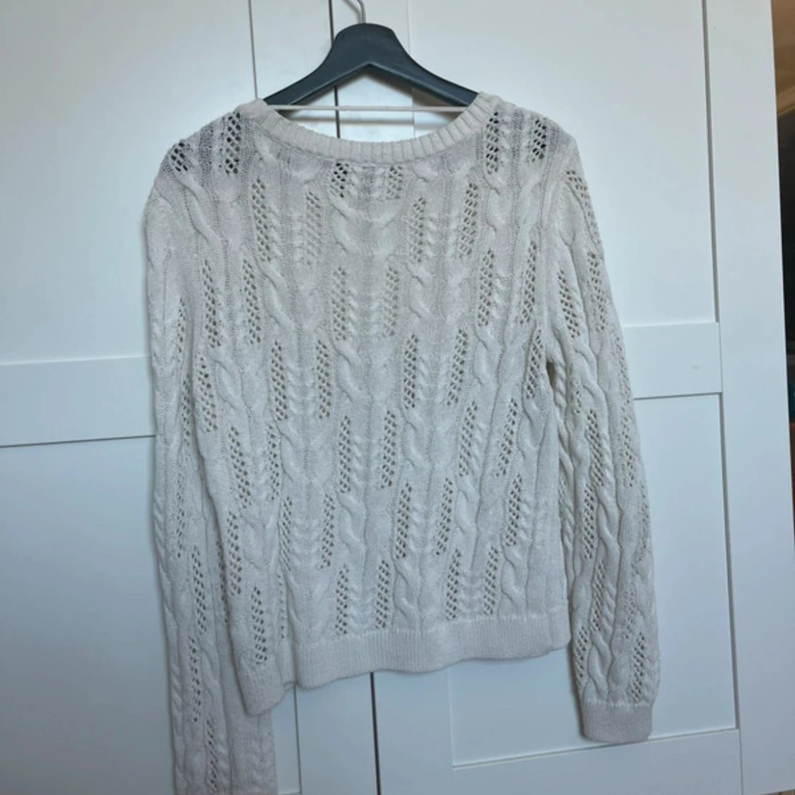 Vit stickad kofta med knyt - 3