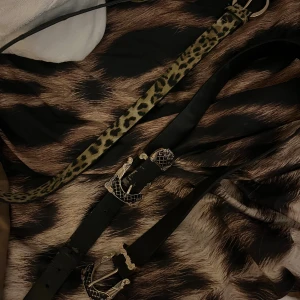 Bälte - 2st bälte för 49kr. Leopard kostar 35kr enskilt och det svarta 19kr, då det flakar.