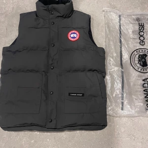 Canada Goose - Canada Goose väst i mycket bra skick