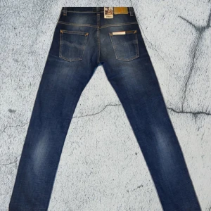 Nudie thin finn jeans  - | Säljer nu ett par riktigt snygga och helt oanvända nudie jeans med riktigt sköna fades | modell: thin finn | Storlek: 30/34 | skick: 10/10 (tagsen sitter kvar) | Skriv till mig för fler frågor och bilder ;) | LÄNGD:110 MIDJEBREDD: 38 |