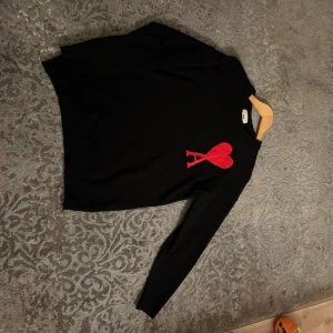 Ami Paris  - Säljer den här fina tröjan som inte har några skador eller liknande har använt den ett par gånger men den är fof i bra stick 