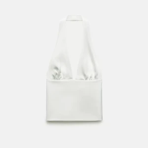 Satintopp från Zara  - ”Topp i satin med halterneck och knytningar”. snygg fest topp från Zara 😙😙 andvänd sommaren 2024 mestadels och finns inte att köpa längre 🥰🥰 Köptes för 329kr. 