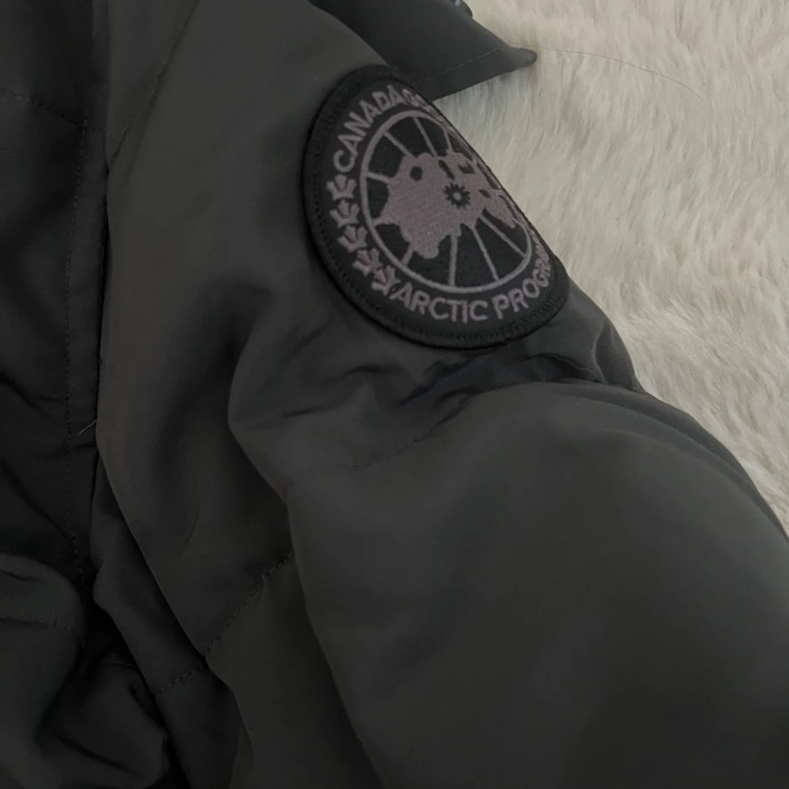 Svart dunjacka från Canada Goose XS
