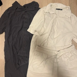 Froteset från lager 157 - Två skjortor från VRS i mjuk manchester, en i mörkgrå och en i beige. Båda har korta ärmar, klassisk krage och knappar framtill. Materialet är randigt och ger en chill vibe. Perfekt för dig som gillar avslappnad stil och vill ha något som sticker ut lite. Skjortorn är i m och shortsen i L
