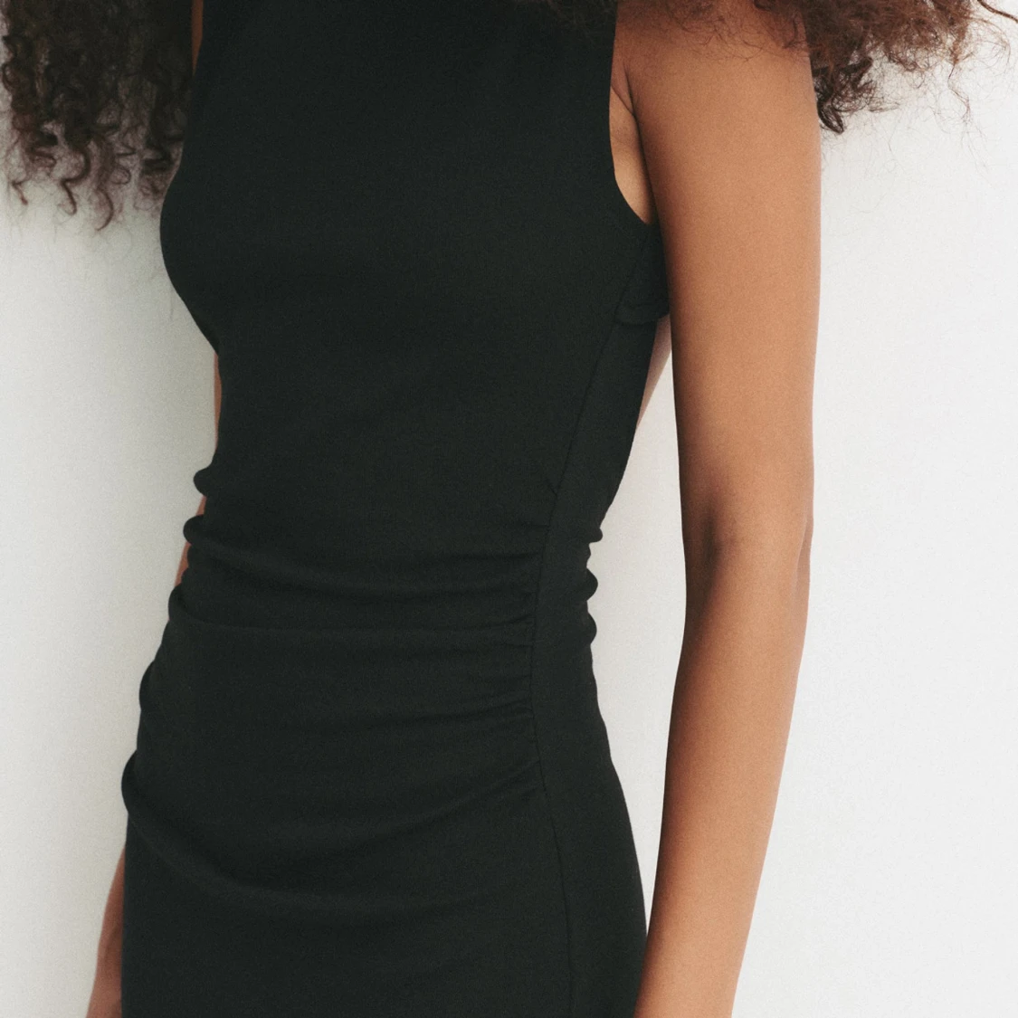 Svart långklänning med öppen rygg  - 1