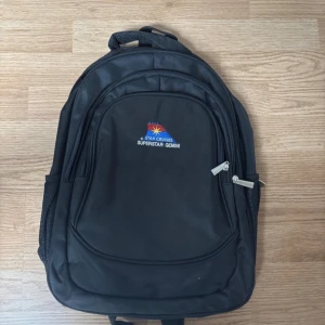 Svart Ryggsäck - Säljer denna då den inte längre används.  Mått på sista bilden.  Pris går att diskuteras.