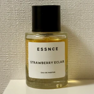 Essnce Strawberry Eclair EdP 50 ml - ESSNCE Strawberry Eclair, 50 ml. Knappt använd, vilket syns på bild. Givetvis förvarad mörkt och svalt. 