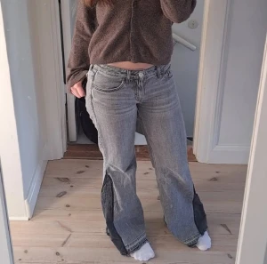 Snygga lågmidjade jeans! - Jeansen är gråa med svart bit som jag sytt på själv så dem är bootcut. De är lite slita som lägger till stilen lite!❤️ Pasar folk som är unigfär 160 cm!