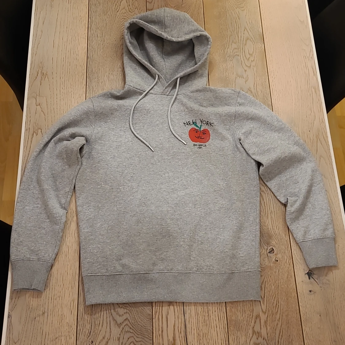 Grå hoodie från MNG med tryck